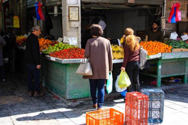 Jerusalem İsrail Şubat 19-2018 bilinmeyenli insanlar Kudüs'te Mahane Yehuda Pazar sabahı alışveriş
