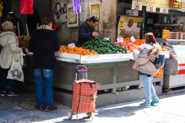 Jerusalem İsrail Şubat 19-2018 bilinmeyenli insanlar Kudüs'te Mahane Yehuda Pazar sabahı alışveriş