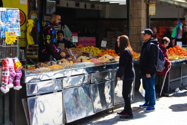 Jerusalem İsrail Şubat 19-2018 bilinmeyenli insanlar Kudüs'te Mahane Yehuda Pazar sabahı alışveriş
