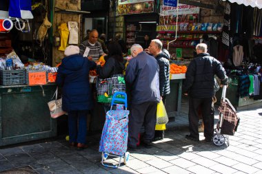 Jerusalem İsrail Şubat 19-2018 bilinmeyenli insanlar Kudüs'te Mahane Yehuda Pazar sabahı alışveriş