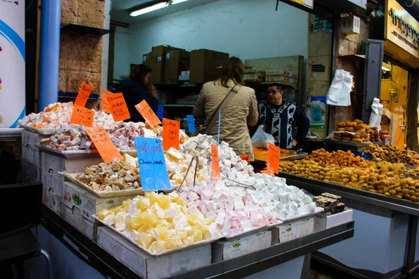 Jeruzalem Israël Februari 2018 Onbekenden Mensen Winkelen Bij Mahane Yehuda — Stockfoto