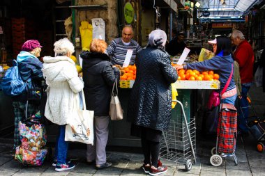 Jerusalem İsrail Şubat 19-2018 bilinmeyenli insanlar Kudüs'te Mahane Yehuda Pazar sabahı alışveriş
