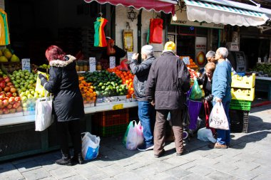 Jerusalem İsrail Şubat 19-2018 bilinmeyenli insanlar Kudüs'te Mahane Yehuda Pazar sabahı alışveriş