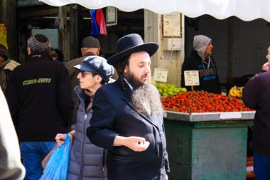 Jerusalem İsrail Şubat 19-2018 bilinmeyenli insanlar Kudüs'te Mahane Yehuda Pazar sabahı alışveriş
