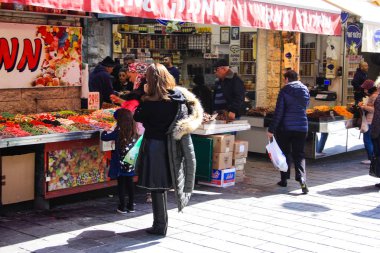 Jerusalem İsrail Şubat 19-2018 bilinmeyenli insanlar Kudüs'te Mahane Yehuda Pazar sabahı alışveriş