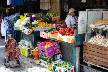 Jerusalem İsrail Şubat 19-2018 bilinmeyenli insanlar Kudüs'te Mahane Yehuda Pazar sabahı alışveriş