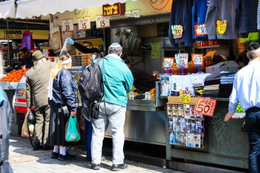 Jerusalem İsrail Şubat 19-2018 bilinmeyenli insanlar Kudüs'te Mahane Yehuda Pazar sabahı alışveriş
