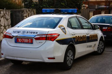  Polis arabası sabahı Kudüs sokakta park