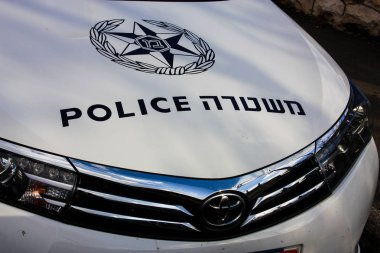  Polis arabası sabahı Kudüs sokakta park