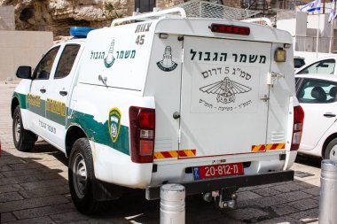  Polis arabası sabahı Kudüs sokakta park