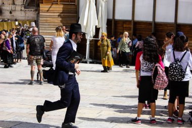 Batı duvarda yürüme bilinmeyenli insanlar eski Kudüs şehri, İsrail 6 Mart 2018 sabah yerleştirin.