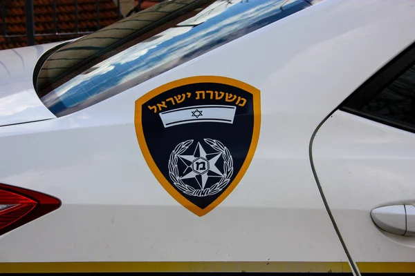 一辆警车停在耶路撒冷大街上的早晨 — 图库照片