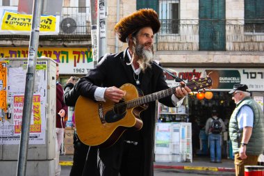 bir sokak müzisyeni closeup şarkı ve Şubat 16-2018 sabah Kudüs İsrail Mahane Yehuda pazarının girişinde gitar çalmak