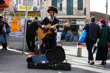 bir sokak müzisyeni closeup şarkı ve Şubat 16-2018 sabah Kudüs İsrail Mahane Yehuda pazarının girişinde gitar çalmak