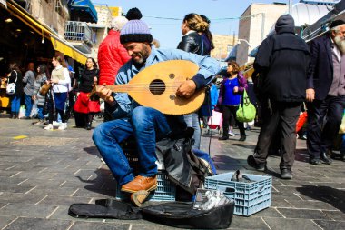 bir sokak müzisyeni closeup şarkı ve Şubat 16-2018 sabah Kudüs İsrail Mahane Yehuda pazarının girişinde gitar çalmak