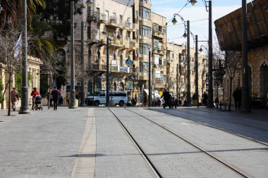 Jerusalem İsrail Mart 4-2018 görünümü tramvay, Kudüs ve bilinmeyen insan merkez istasyonunda saat öğlen Yafo street yürüyüş