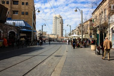 Jerusalem İsrail Mart 4-2018 görünümü tramvay, Kudüs ve bilinmeyen insan merkez istasyonunda saat öğlen Yafo street yürüyüş
