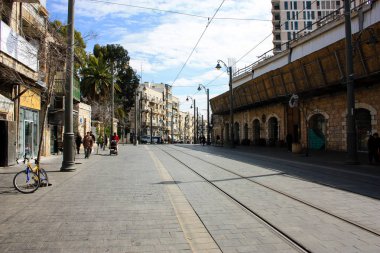 Jerusalem İsrail Mart 4-2018 görünümü tramvay, Kudüs ve bilinmeyen insan merkez istasyonunda saat öğlen Yafo street yürüyüş