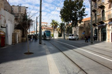 Jerusalem İsrail Mart 4-2018 görünümü tramvay, Kudüs ve bilinmeyen insan merkez istasyonunda saat öğlen Yafo street yürüyüş