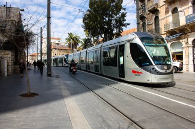 Jerusalem İsrail Mart 4-2018 görünümü tramvay, Kudüs ve bilinmeyen insan merkez istasyonunda saat öğlen Yafo street yürüyüş