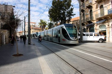 Jerusalem İsrail Mart 4-2018 görünümü tramvay, Kudüs ve bilinmeyen insan merkez istasyonunda saat öğlen Yafo street yürüyüş