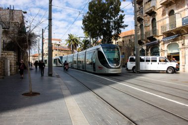 Jerusalem İsrail Mart 4-2018 görünümü tramvay, Kudüs ve bilinmeyen insan merkez istasyonunda saat öğlen Yafo street yürüyüş