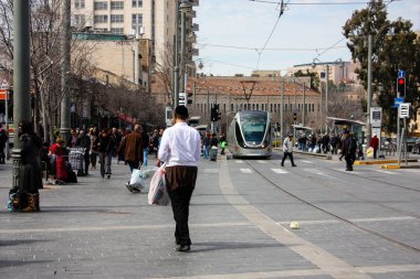 Jerusalem İsrail Mart 4-2018 görünümü tramvay, Kudüs ve bilinmeyen insan merkez istasyonunda saat öğlen Yafo street yürüyüş