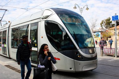 Jerusalem İsrail Mart 4-2018 görünümü tramvay, Kudüs ve bilinmeyen insan merkez istasyonunda saat öğlen Yafo street yürüyüş