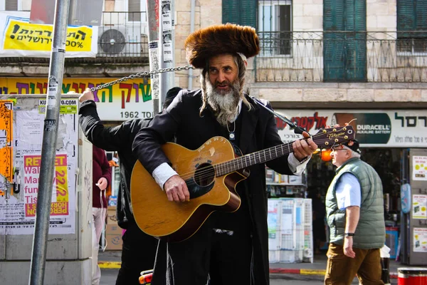 Primer Plano Músico Callejero Cantar Tocar Guitarra Entrada Del Mercado — Foto de Stock