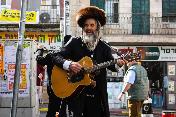 bir sokak müzisyeni closeup şarkı ve Şubat 16-2018 sabah Kudüs İsrail Mahane Yehuda pazarının girişinde gitar çalmak