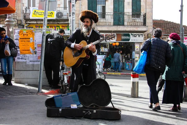 在耶路撒冷以色列 2018 Mahane Yehuda 市场入口处 一位街头音乐家的特写演唱和弹吉他在早晨 — 图库照片