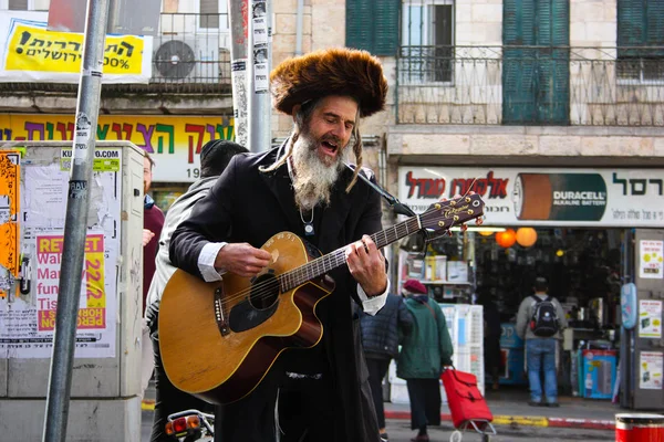 Primer Plano Músico Callejero Cantar Tocar Guitarra Entrada Del Mercado — Foto de Stock