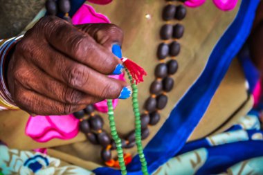 Güney Hindistan'da plaj portre renkli takı satıldı