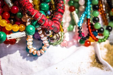 Güney Hindistan'da plaj portre renkli takı satıldı