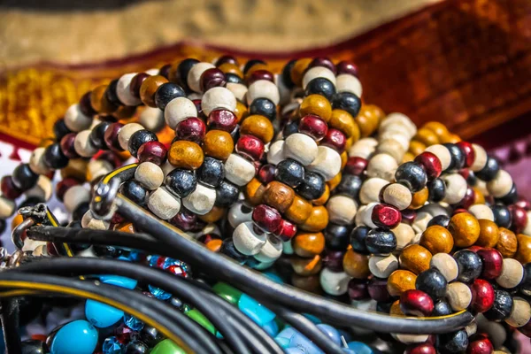 Close Van Kleurrijke Sieraden Verkocht Het Strand Zuid India — Stockfoto