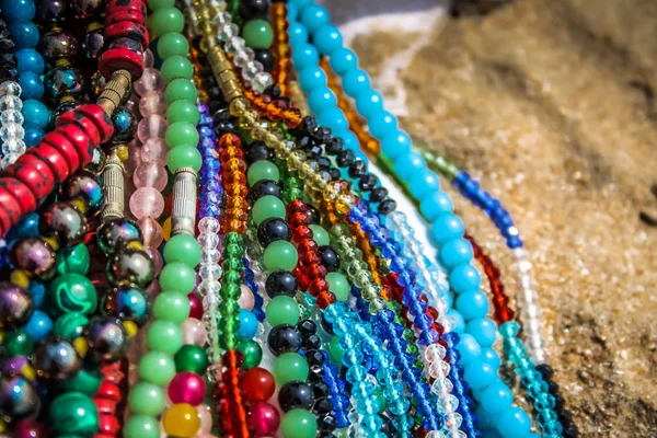 Крупный План Красочных Ювелирных Изделий Продаваемых Пляже Юге Индии — стоковое фото