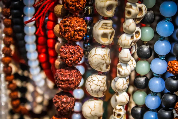 Close Van Kleurrijke Sieraden Verkocht Het Strand Zuid India — Stockfoto