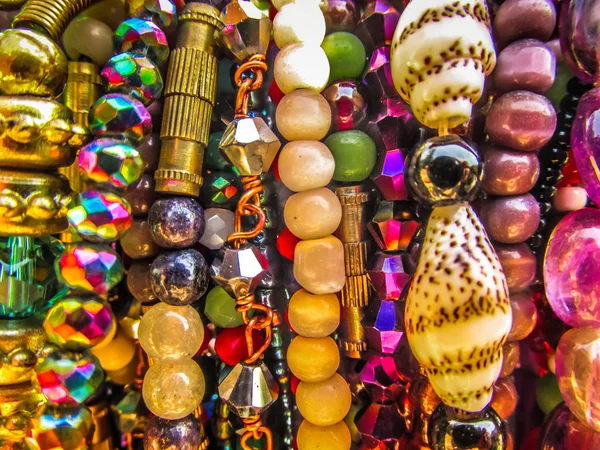 Closeup Των Πολύχρωμα Κοσμήματα Πωλούνται Στην Παραλία Στη Νότια Ινδία — Φωτογραφία Αρχείου
