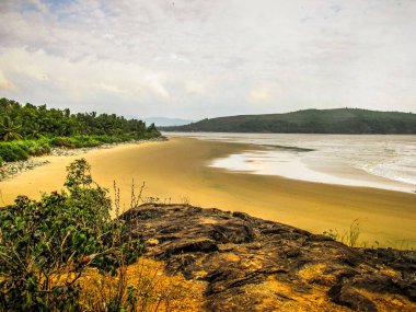 Vahşi kıyı şeridi ve plaj Güney Hindistan'da 