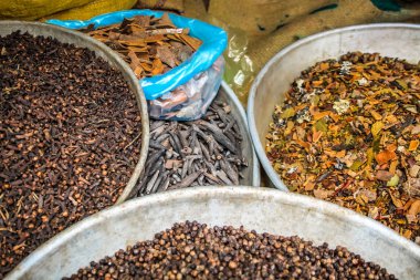 Değişik baharat Goa Güney Hindistan'da bir geleneksel baharat dükkanında bir closeup