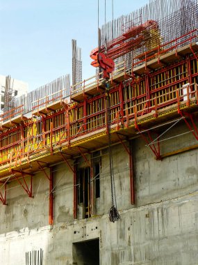 Tel Aviv İsrail 5 Nisan 2018 Tel Aviv kasaba öğleden sonra yeni bir binanın bir şantiye görünümü