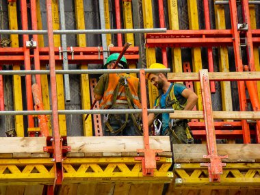 Tel Aviv İsrail 5 Nisan 2018 Tel Aviv kasaba öğleden sonra yeni bir binanın bir şantiye görünümü