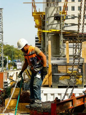 Tel Aviv İsrail 5 Nisan 2018 Tel Aviv kasaba öğleden sonra yeni bir binanın bir şantiye görünümü