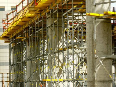 Tel Aviv İsrail 5 Nisan 2018 Tel Aviv kasaba öğleden sonra yeni bir binanın bir şantiye görünümü