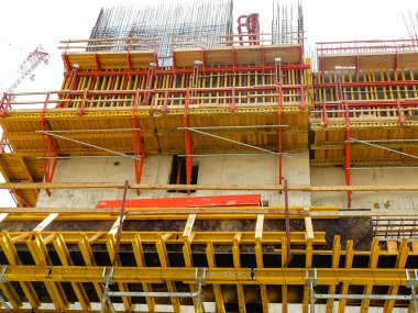 Tel Aviv İsrail 5 Nisan 2018 Tel Aviv kasaba öğleden sonra yeni bir binanın bir şantiye görünümü