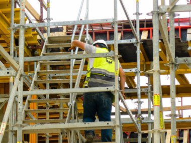 Tel Aviv İsrail 5 Nisan 2018 Tel Aviv kasaba öğleden sonra yeni bir binanın bir şantiye görünümü