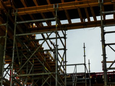 Tel Aviv İsrail 5 Nisan 2018 Tel Aviv kasaba öğleden sonra yeni bir binanın bir şantiye görünümü