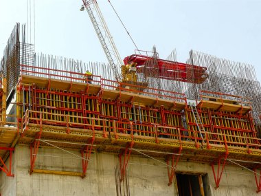Tel Aviv İsrail 5 Nisan 2018 Tel Aviv kasaba öğleden sonra yeni bir binanın bir şantiye görünümü