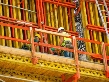 Tel Aviv İsrail 5 Nisan 2018 Tel Aviv kasaba öğleden sonra yeni bir binanın bir şantiye görünümü