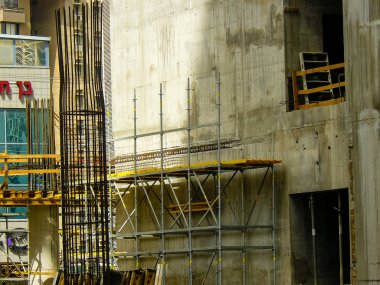 Tel Aviv İsrail 5 Nisan 2018 Tel Aviv kasaba öğleden sonra yeni bir binanın bir şantiye görünümü